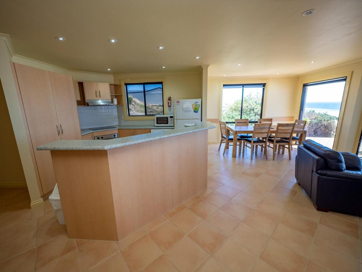 Cliff House Beachfront Villas Мунта Екстер'єр фото