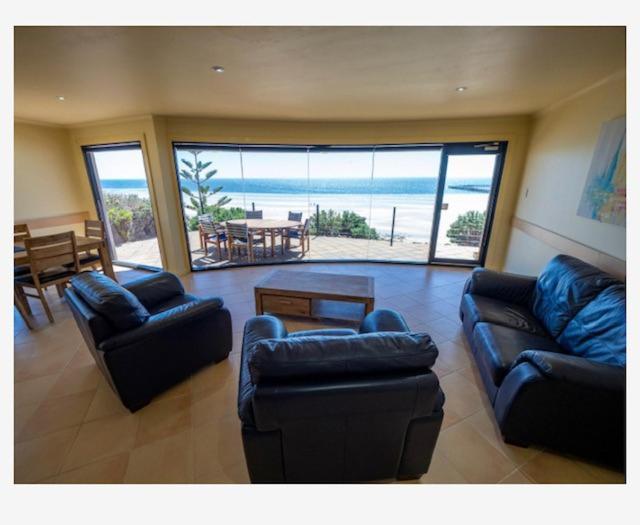 Cliff House Beachfront Villas Мунта Екстер'єр фото