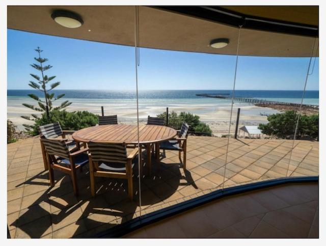 Cliff House Beachfront Villas Мунта Екстер'єр фото